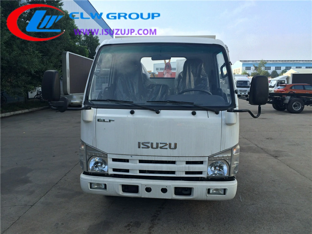 Isuzu small 3 ton towing recovery truck Salvador